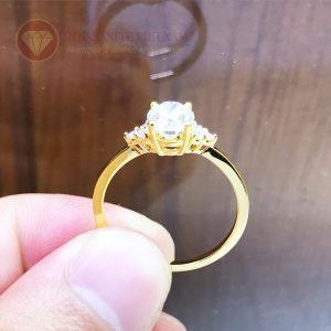 Nhẫn nữ kim cương nhân tạo moissanite chủ oval vàng 18k 1