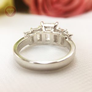 Nhẫn kim cương nhân tạo moissanite chủ emerald cut 9x12 3
