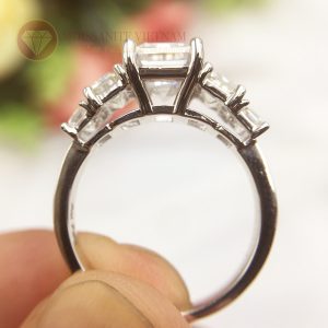Nhẫn kim cương nhân tạo moissanite chủ emerald cut 9x12
