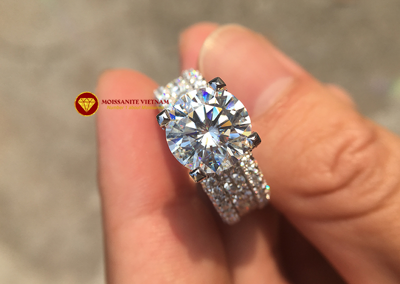 Nhẫn nam big boss xoàn mỹ moissanite chủ 10ly vàng trắng 18k 5