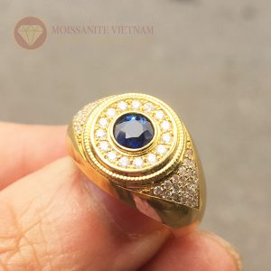 Nhẫn nam The Eye kim cương nhân tạo moissanite chủ sapphire 5ly 4