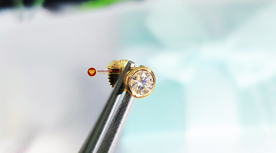 Bông tai nam kim cương nhân tạo mỹ moissanite bezel stud 10