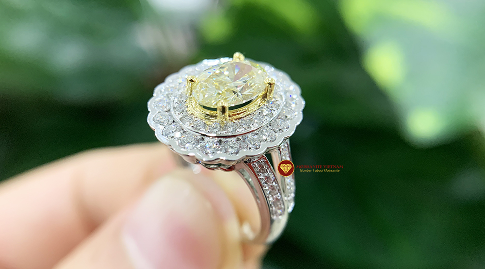 Nhẫn kim cương thiên nhiên nữ chủ oval yellow fancy 6x8 5