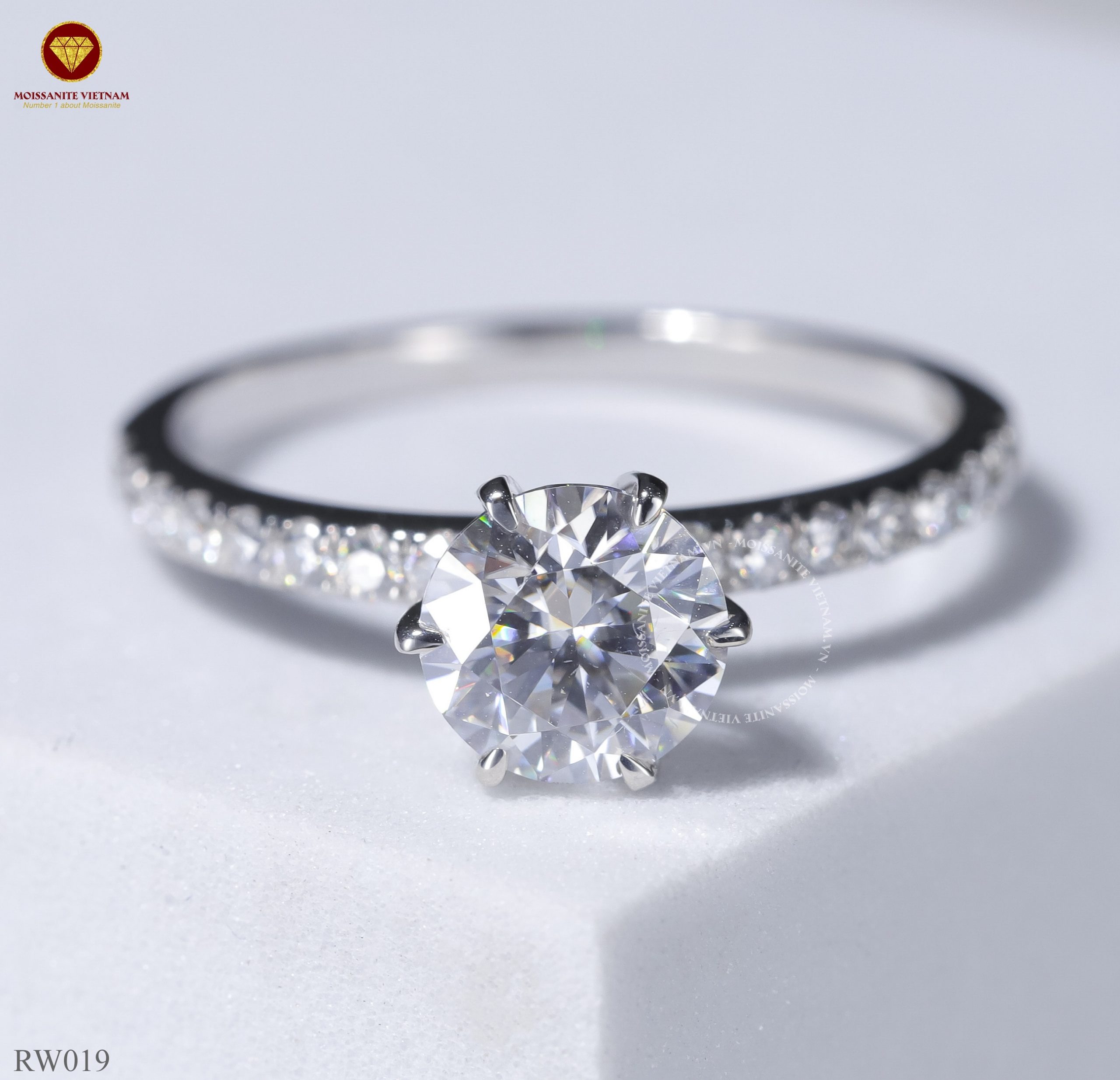 Alternative view of Nhẫn kim cương Moissanite chủ 6.3ly – RW019